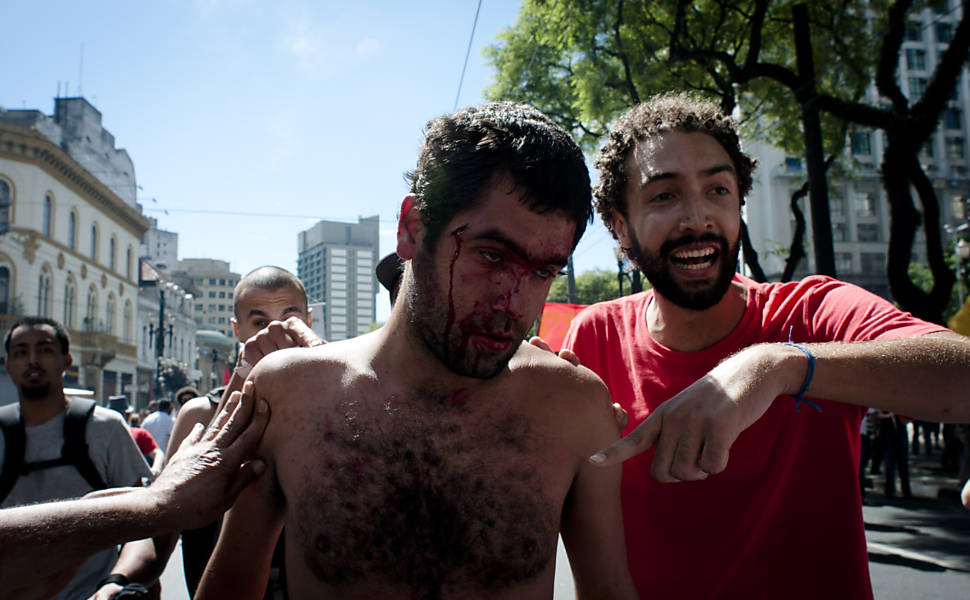 Manifestantes fica ferido durante confronto com policiais na região da Sé, em São Paulo Leia mais
