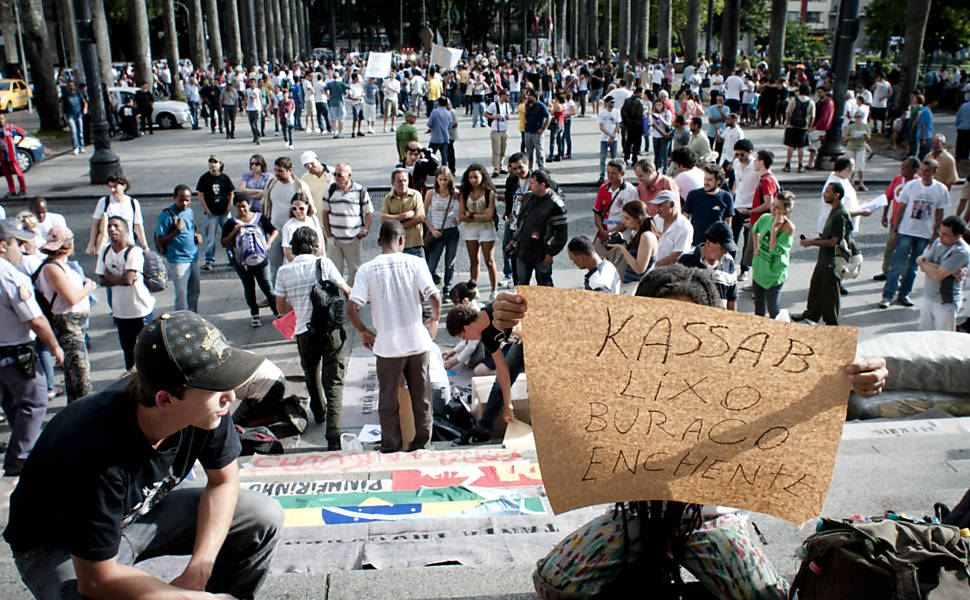 Manifestantes fazem cartazes durante protesto na Sé, no centro de São Paulo  Leia mais