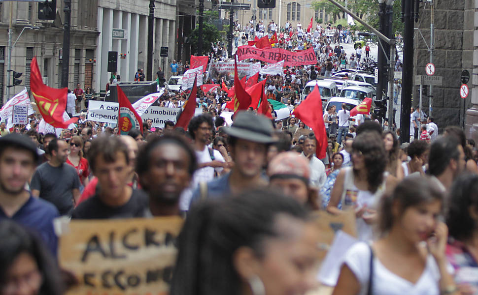PM e manifestantes entram em confronto no centro de SP; grupo protesta contra ação na cracolândia e no Pinheirinho Leia mais