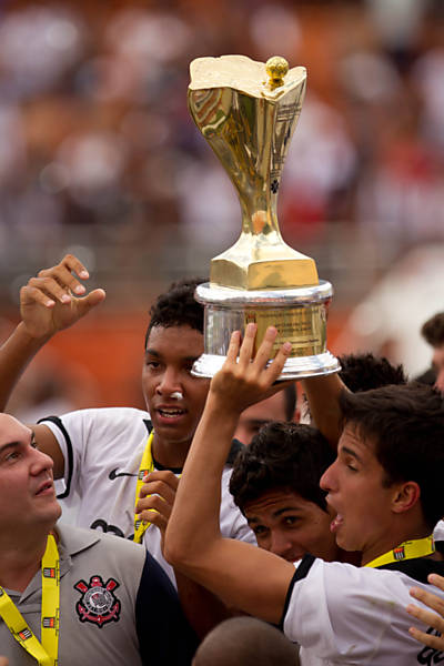 Matheuzinho(Corinthians) levanta a taça do título com os outros companheiros de equipe e comemora a conquista do título da Copa São Paulo de Futebol Júnior, no estádio do Pacaembu, em São Paulo Leia mais
