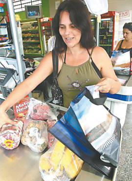Solange Rodrigues, 40, comprou sacola retornvel por R$ 2