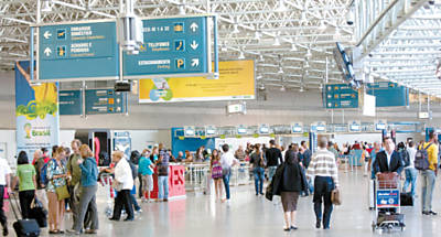 Passageiros caminham no aeroporto do Galeo (RJ)