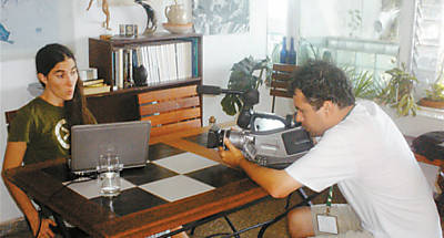 Yoani d depoimento ao cineasta Dado Galvo, diretor de documentrio, em 2009, em Cuba