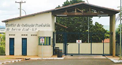 Fachada do CDP de Serra Azul, que  o centro de presos provisrios mais lotado da regio