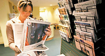 Consumidora de San Francisco compra exemplares do "New York Times"; leitor do impresso recorda mais que o da web