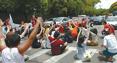 Estudantes protestam durante Fórum Social, em Porto Alegre