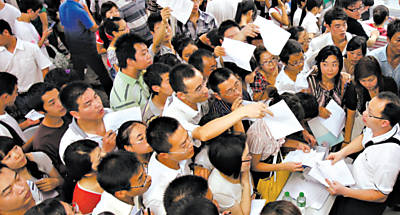 Em feira de empregos no ano passado, a Foxconn Technology, que monta iPhones na China, foi inundada de candidaturas.