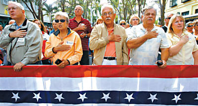 Eleitores fazem juramento de fidelidade aos EUA durante evento de campanha de Mitt Romney em Naples, na Flrida