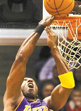 Kobe Bryant, do LA Lakers, erra enterrada na derrota para o Milwaukee, anteontem