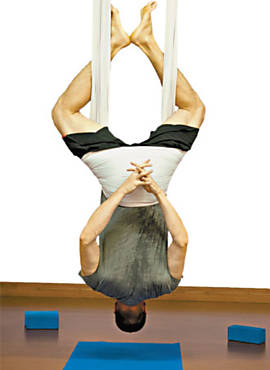 O administrador Daniel vila faz aula de 'flying yoga', em SP