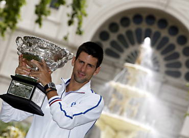 Djokovic posa com trofu de campeo do Aberto da Austrlia em Melbourne