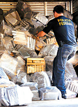 Policial federal carrega caminho com droga apreendida em Ribeiro