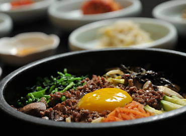 Bibimbap (arroz mexido com legumes e ovo)