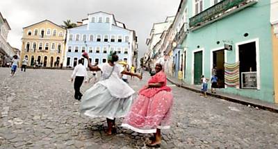 Mulheres com trajes tpicos danam no largo Pelourinho, regio da cidade de Salvador que enfrenta degradao