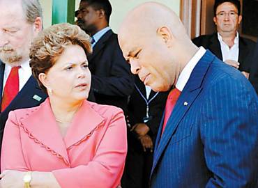 Dilma Rousseff conversa com seu colega haitiano, Michel Martelly, em Porto Prncipe