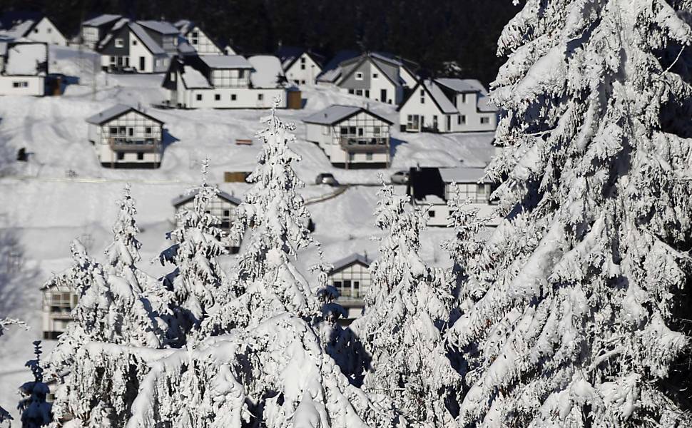 Estação de esqui fica coberta pela neve em Winterberg, na Alemanha Leia mais