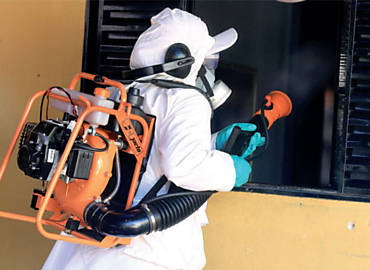 Agente nebuliza inseticida contra o mosquito transmissor da dengue em Serrana; paciente da cidade teve o tipo 4
