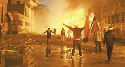 Torcedores e manifestantes fazem protesto contra o governo no centro do Cairo