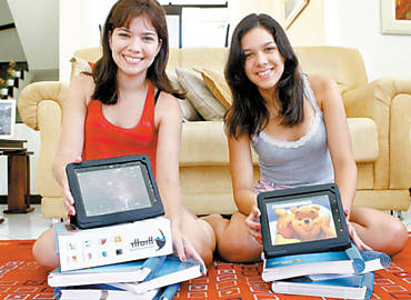 Catarina Blanco (de vermelho) e Raquel Paixo exibem seus tablets, exigidos colgio Antnio Vieira, onde estudam