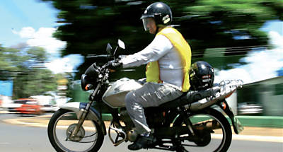 Mototaxista trafega pela av. Brasil, na zona norte; categoria segue sem regulamentao