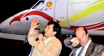 Jackie Chan e Frederico Curado, da Embraer; o ator, que faz campanha para a empresa, veio buscar seu legacy 650 (ao fundo)