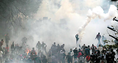 Manifestantes correm aps a polcia do Egito disparar gs lacrimogneo contra eles perto do Ministrio do Interior, no centro da capital do pas, Cairo