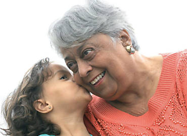 A aposentada Jlia de Souza Costa, que ajuda no sustento dos filhos, ganha beijo da neta Janaina, com quem mora no RJ