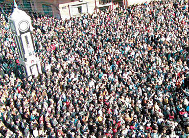 Moradores da cidade de Homs participam de velrio coletivo e ao ar livre de vtimas de novo massacre ocorrido na Sria