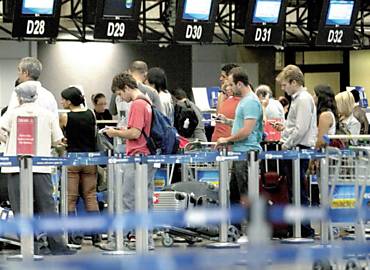 Passageiros na fila de espera para o check-in no aeroporto de Guarulhos (Grande SP)