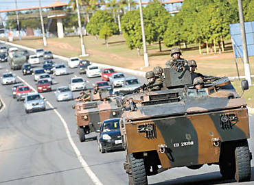 Blindados urutu colocados pelo Exrcito para patrulhar as ruas de Salvador em razo da greve de policiais militares na Bahia, iniciada na tera-feira