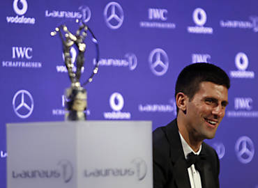 Djokovic posa ao lado do trofu do Laureus