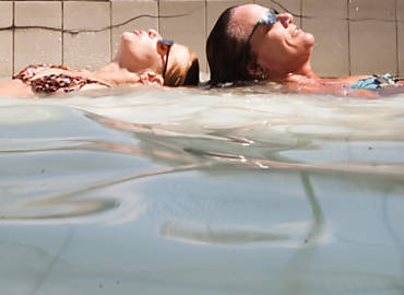 Mulheres aproveitam para se refrescar na piscina do clube Piratininga, em Santa Ceclia