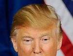 A coloração de pele (e de cabelo) de Donald Trump é tão estranha que parece 100% artificial; aqui ele está em evento político do Partido Republicano, no último dia 2