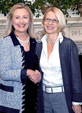 Livia Agosti ( dir.) durante encontro com Hillary Clinton, em 2011