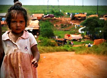 Garota caminha em acampamento vizinho s terras de empresrio brasileiro, em acunday