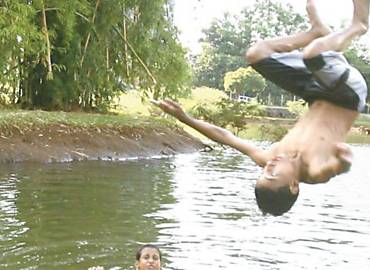 Adolescentes brincam em lago de parque pblico no bairro Nova Aliana, em Ribeiro; temperatura chegou a 40,2C