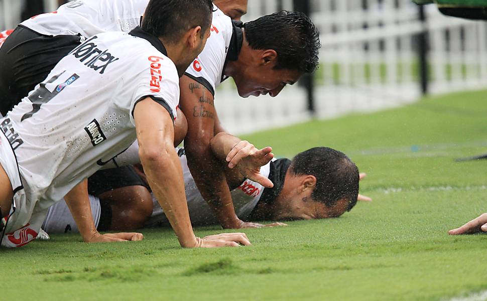 Danilo comemora gol marcado contra o São Paulo
