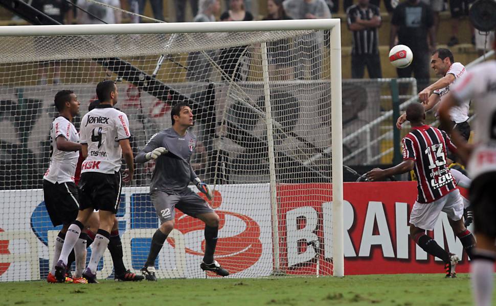 Danilo cabeceia para marcar gol do Corinthians contra o São Paulo