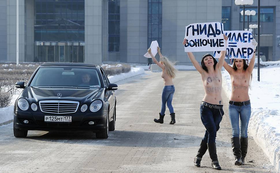 Ativistas ucranianas do grupo feminista Femen protestam contra o monopólio de gás pela empresa Gazprom no centro de Moscou, na Rússia; A Gazprom é uma das maiores empresas da Rússia e a maior exportadora de gás natural do mundo 