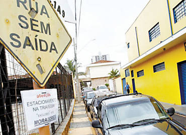 Placa em uma travessa da rua Silveira Martins, em Ribeiro Preto, que 'probe' o estacionamento de motoristas que no sejam moradores do local