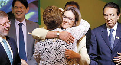 Graa Foster abraa Dilma (de costas) na posse na Petrobras, ao lado do deputado Marco Maia (esq.) e do ministro Lobo