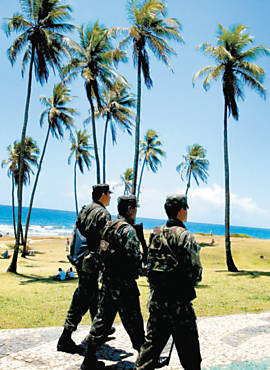 Domingo, sob sol forte, soldados do Exrcito fazem patrulhamento em praia de Salvador