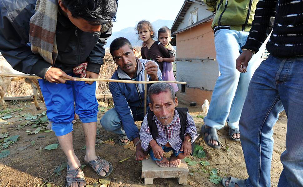 Chandra Bahadur Dangi, nepalês de 72 anos de idade, alega ser o menor homem do mundo