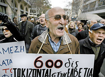 Aposentados protestam contra cortes, em Atenas