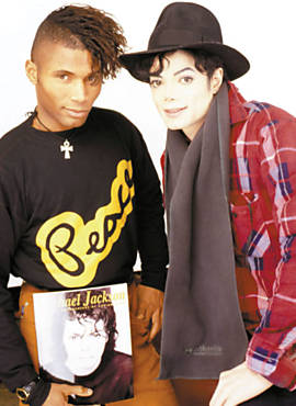 Adrian Grant, com a biografia de sua autoria, e Michael Jackson, em 1994