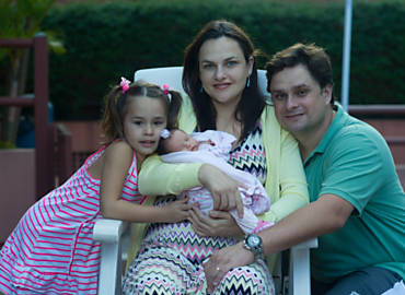 Jnice Reginato Cunha, 34, e Eduardo Cunha, 35, e as filhas Maria Vitria, 5, e Maria Clara, recm-nascida, em So Paulo