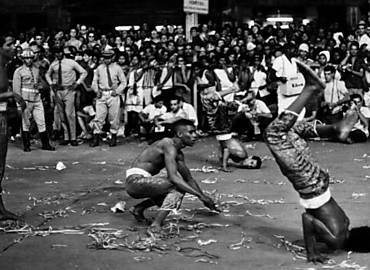 Ala dos capoeiristas da Mangueira, em desfile do Carnaval de 1965