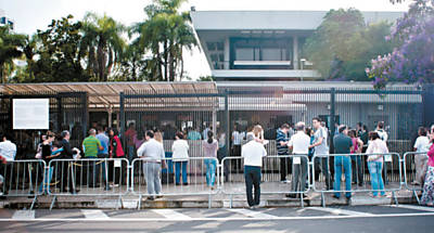 Pessoas fazem fila no consulado americano para pedir visto para os Estados Unidos; Obama prometeu agilizar atendimento para os turistas brasileiros