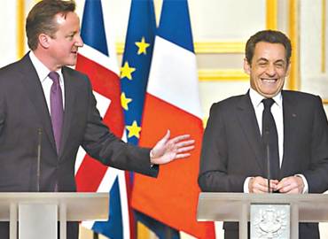 O premi britnico, David Cameron (esq.), e o presidente francs, Nicolas Sarkozy, durante entrevista coletiva em Paris