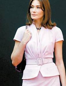 "Decote e blusa sem manga so inconvenientes. Alcinha, nem pensar", ensina Lyra, com exemplo de Bruni, de Dior